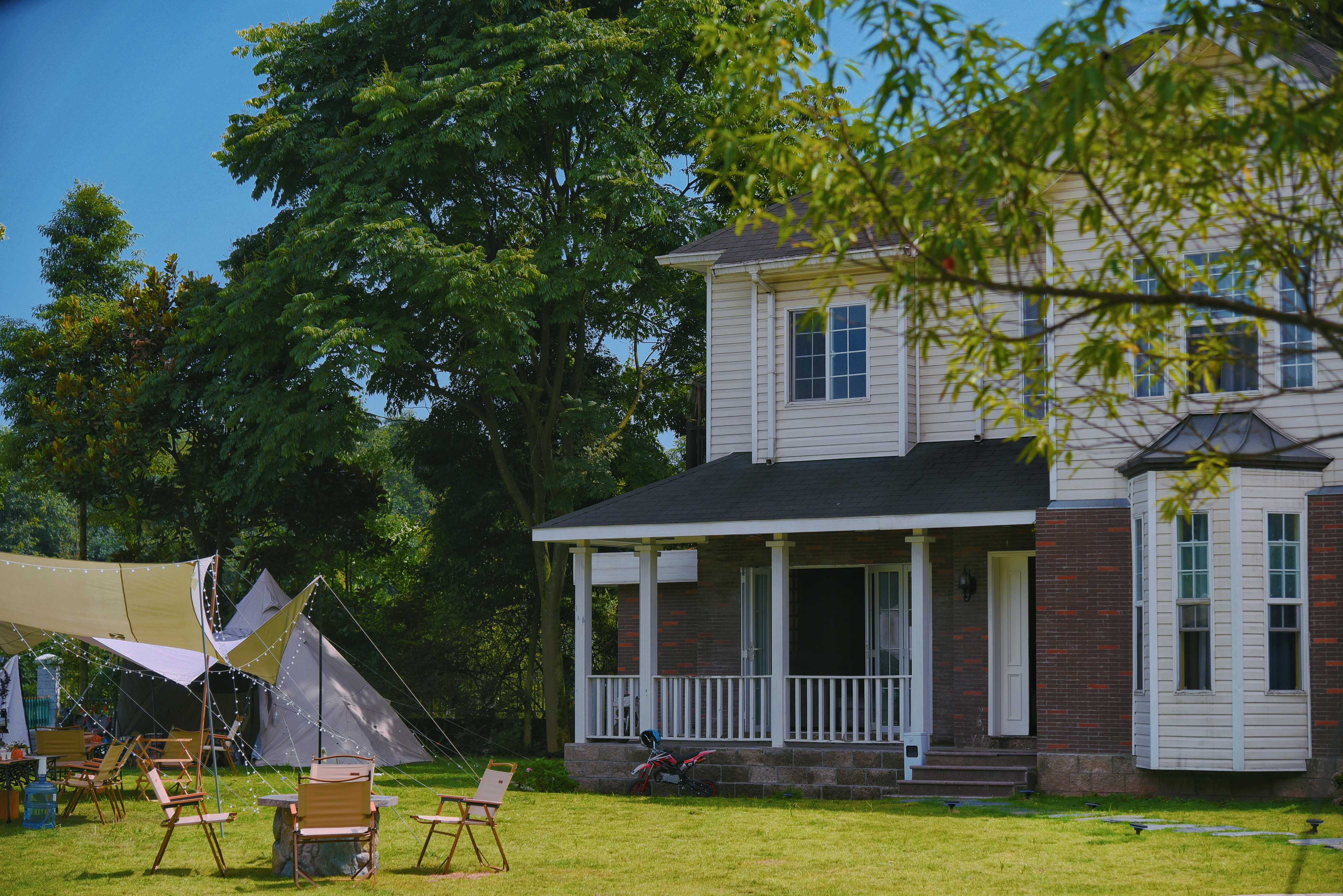 【青城山·407号院】4房/5房/10房美式临溪别墅，儿童游玩（蹦蹦床、秋千等）KTV、投影幕布、坝坝电影、放烟花。邂逅童趣森林的浪漫QCTH