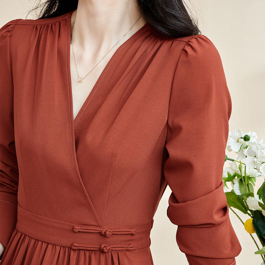 剩XL/S/M 米思阳2026春季新款简约气质通勤长袖连衣裙褶皱V领大摆裙子2507 商品图5