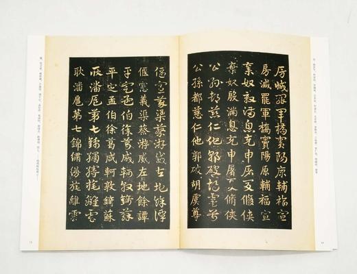 《明拓松江本急就章（启功藏本），16开平装，启功先生旧藏，文物出版社2022年版，定价85，售价50元。非偏远地区包邮。

《急就章》是研究古代章草的重要资料，传为三国吴皇象所书，有摹本流传。宋叶梦得 商品图7