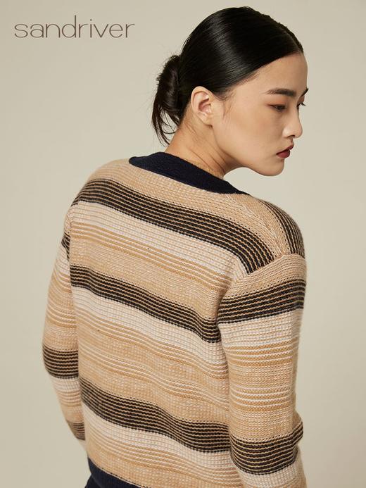 针梭相拼V领提花夹条羊绒外套 SJF94W299K 商品图3