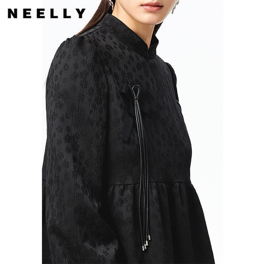 NEELLY纳俪商场同款立领连衣裙女提花刺绣大摆娃娃裙黑色中长款秋N22083Y01117 商品图3