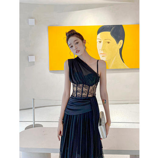 BeQueenStory 【配枪朱丽叶】重工缎面拼接蕾丝吊带私服裙女修身小黑裙 商品图3