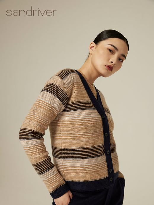 针梭相拼V领提花夹条羊绒外套 SJF94W299K 商品图2