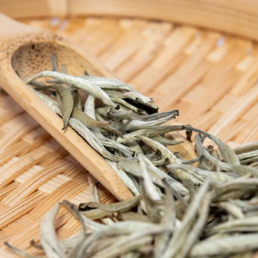 【韶品源·丹霞白茶】仁化白毛茶 ，源自仁化县红山镇内红山茶园 ，采摘北纬25°的高山鲜叶 ，非遗传承技艺亲手制作。 商品图6