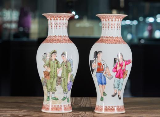 粉彩人物鱼尾瓶 商品图0