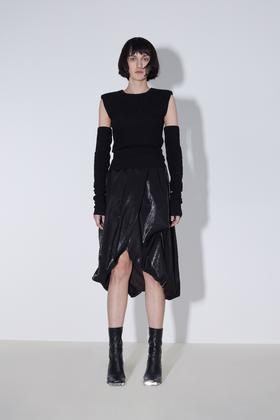 袖套款宽肩掐腰短款连衣裙