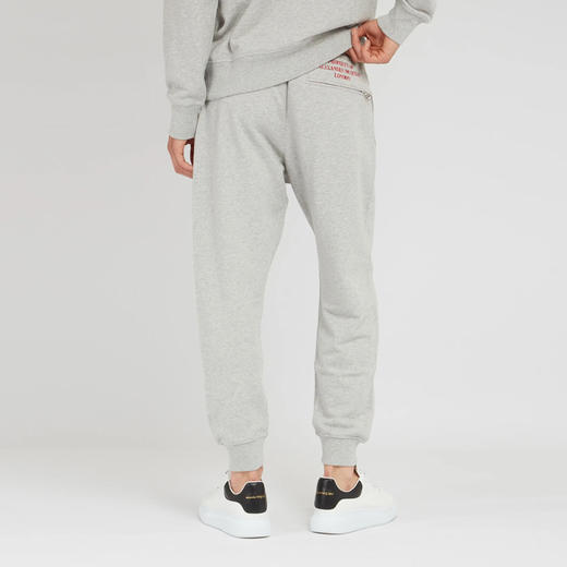 ALEXANDER MCQUEEN 亚历山大.麦昆 男士弹力棉质字母徽标印花休闲运动裤 浅灰色 711088 QTZ43 0902 商品图2