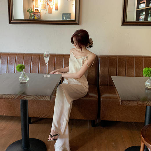 BeQueenStory【玉晚香】简约高JI感吊带阔腿裤套装 商品图2