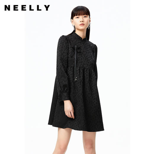 NEELLY纳俪商场同款立领连衣裙女提花刺绣大摆娃娃裙黑色中长款秋N22083Y01117 商品图0