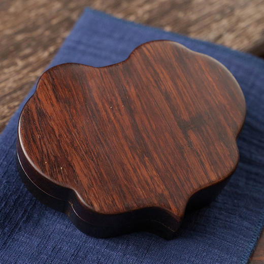 清 红木嵌竹雕弥勒佛如意形盖盒 商品图4