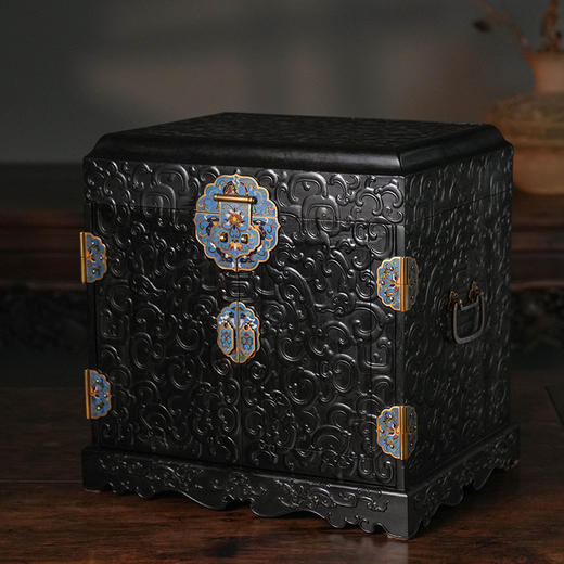 紫檀嵌景泰蓝满工螭龙捧寿盝顶官皮箱 商品图4