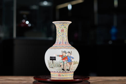 粉彩青年试验田珐口天球瓶 商品图0