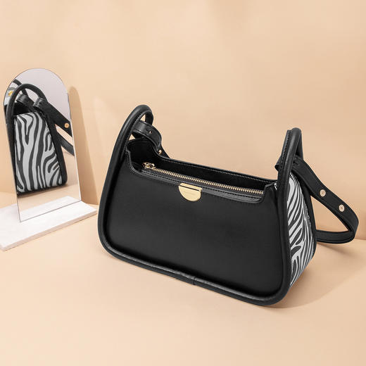 PIERRE CARDIN时尚斑马纹腋下包真皮单肩包 商品图4