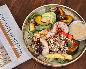 | 烤南瓜鸡肉藜麦沙拉 |