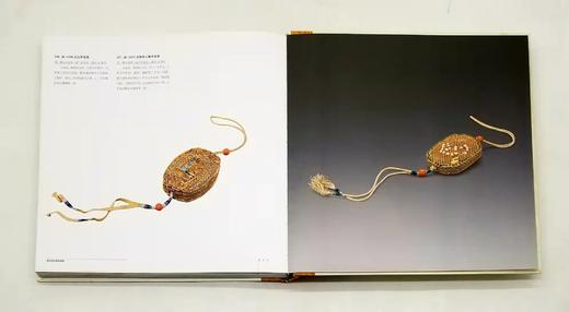 故宫经典：《清宫后妃首饰图典》，精装，12开，故宫博物院编，故宫出版社2018年第5次印刷，定价380，售价188元。

本书图文并茂地介绍了故宫博物院收藏的清朝皇宫内后妃佩戴的首饰，分为头饰篇、耳饰 商品图13