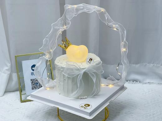 发光发亮纯白爱心蛋糕 商品图0