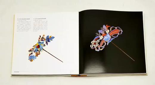 故宫经典：《清宫后妃首饰图典》，精装，12开，故宫博物院编，故宫出版社2018年第5次印刷，定价380，售价188元。

本书图文并茂地介绍了故宫博物院收藏的清朝皇宫内后妃佩戴的首饰，分为头饰篇、耳饰 商品图8