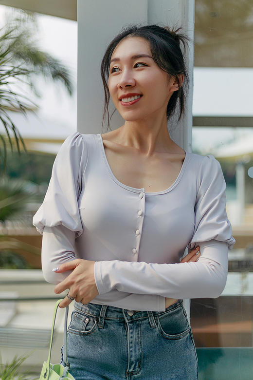 【裸感】大圆领前排扭扣泡泡袖运动上衣女长袖T恤 商品图5