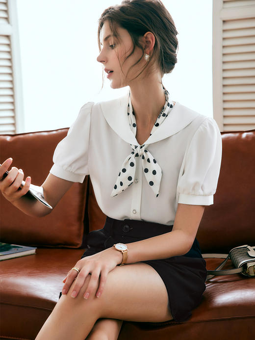 欧芮儿OLrain法式白色雪纺衫女夏季2022新款复古丝巾人字纹上衣 商品图1