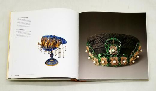 故宫经典：《清宫后妃首饰图典》，精装，12开，故宫博物院编，故宫出版社2018年第5次印刷，定价380，售价188元。

本书图文并茂地介绍了故宫博物院收藏的清朝皇宫内后妃佩戴的首饰，分为头饰篇、耳饰 商品图5