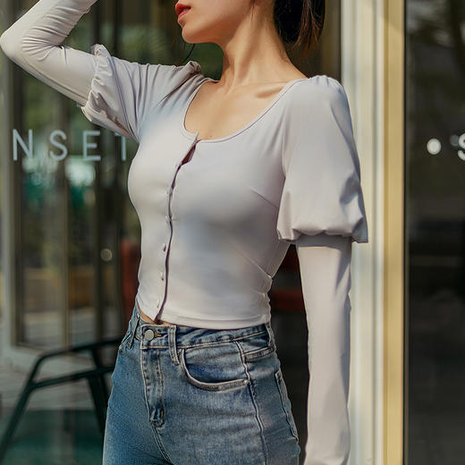 【裸感】大圆领前排扭扣泡泡袖运动上衣女长袖T恤 商品图1