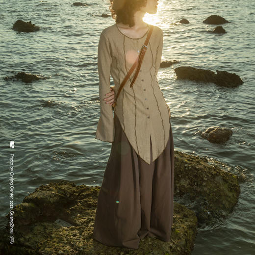 CryingCenter 浅卡其燕尾摆喇叭袖超显瘦衬衫 微弹 哭喊中心 商品图0