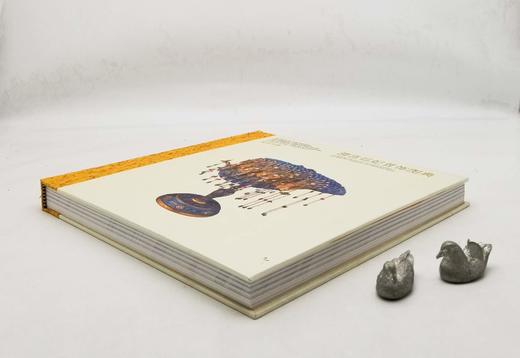 故宫经典：《清宫后妃首饰图典》，精装，12开，故宫博物院编，故宫出版社2018年第5次印刷，定价380，售价188元。

本书图文并茂地介绍了故宫博物院收藏的清朝皇宫内后妃佩戴的首饰，分为头饰篇、耳饰 商品图2