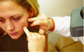 都说熬夜伤身，皮肤出现这3种变化，可能是身体在告急