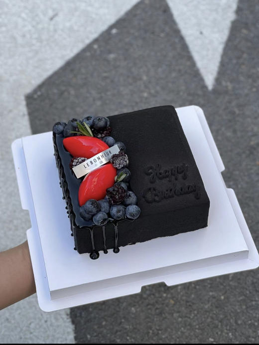 秘密森林 · 香草草莓慕斯蛋糕 （装饰水果随时令随机变换） 商品图3