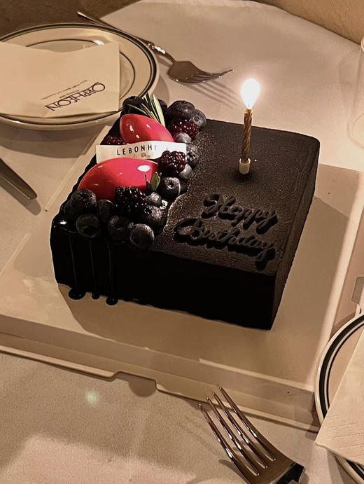 秘密森林 · 香草草莓慕斯蛋糕 （装饰水果随时令随机变换） 商品图0