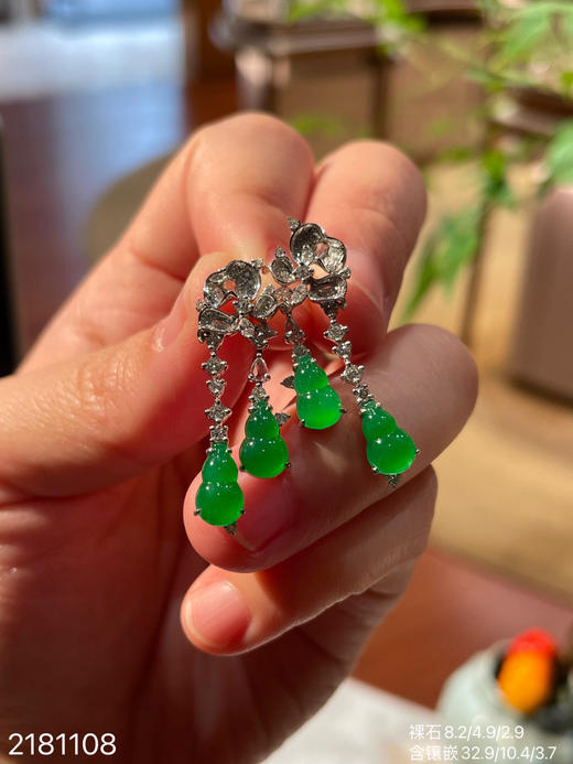 2181108、冰艳绿葫芦耳坠，22999 商品图0