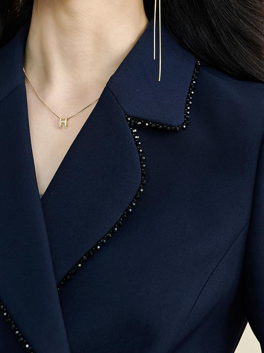 气质通勤套裙 藏蓝色稳重又显白 精致镶边 驾驭每一个高光时刻 春季新款优雅套装修身西装半身裙两件套2944 商品图4