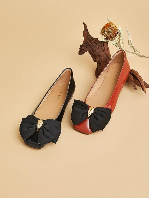 【品牌授权】百思图2022秋季新款商场同款时尚复古蝴蝶结浅口女单鞋TIK32CQ2 商品图2