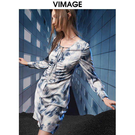 VIMAGE纬漫纪秋季新品复古轻薄水墨印花显瘦连衣裙V1807420 商品图2