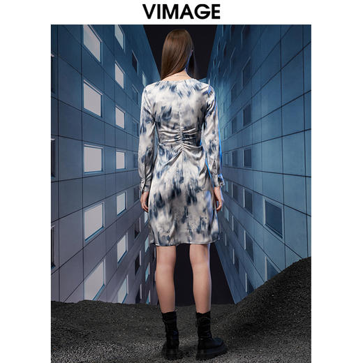 VIMAGE纬漫纪秋季新品复古轻薄水墨印花显瘦连衣裙V1807420 商品图4