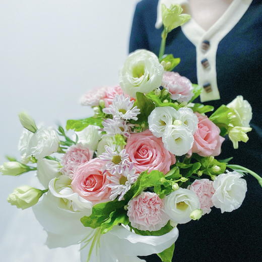 【你若成风】粉色系玫瑰4 白色百合1朵 绿色洋桔梗6朵 白色洋桔梗4朵 粉色康乃馨4 斑纹小菊1 茉莉花3（提拉米苏设计） 商品图2