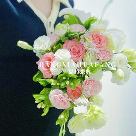 【你若成风】粉色系玫瑰4 白色百合1朵 绿色洋桔梗6朵 白色洋桔梗4朵 粉色康乃馨4 斑纹小菊1 茉莉花3（提拉米苏设计）