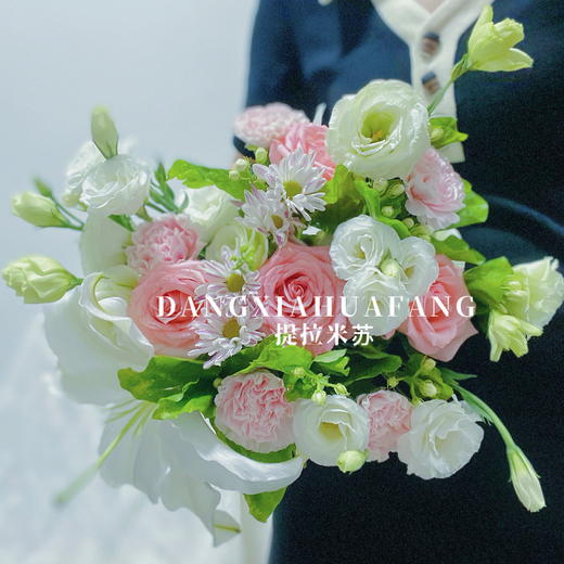 【你若成风】粉色系玫瑰4 白色百合1朵 绿色洋桔梗6朵 白色洋桔梗4朵 粉色康乃馨4 斑纹小菊1 茉莉花3（提拉米苏设计） 商品图6