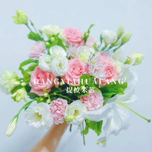 【你若成风】粉色系玫瑰4 白色百合1朵 绿色洋桔梗6朵 白色洋桔梗4朵 粉色康乃馨4 斑纹小菊1 茉莉花3（提拉米苏设计） 商品图3