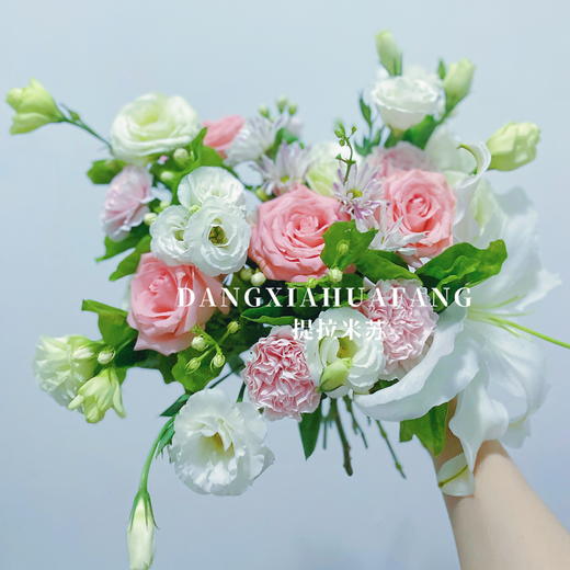 【你若成风】粉色系玫瑰4 白色百合1朵 绿色洋桔梗6朵 白色洋桔梗4朵 粉色康乃馨4 斑纹小菊1 茉莉花3（提拉米苏设计） 商品图7