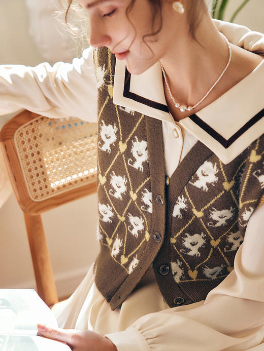 OLrain欧芮儿法式咖色菱格纹毛织马甲女早秋2022新款显瘦提花上衣 商品图3