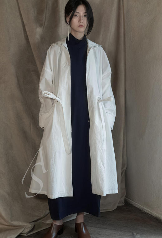TOTEME  白色/黑色纸棉抽绳长风衣 商品图1