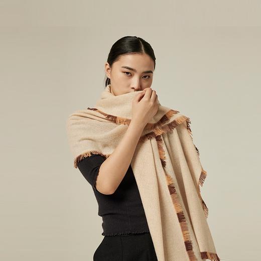 羊绒素色拼散须边 SJF94P395W 商品图4