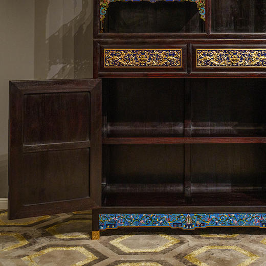 二十世纪 紫檀镶铜胎掐丝珐琅云龙纹博古柜（一对） 商品图3