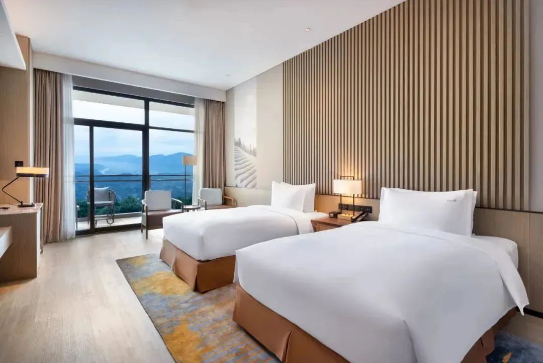 【雅安·蒙顶山假日度假酒店】周末不加价
🏞️畅游蒙顶山4A级风景区
🍃山茶花径，徒步寻春~
1️⃣469元高级房+双人门票+采茶体验
2️⃣539元高级房+双人门票+往返索道+采茶体验