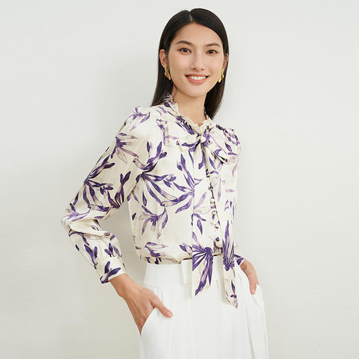 EITIE爱特爱秋季新款V领显瘦飘带印花衬衣7109805 商品图1