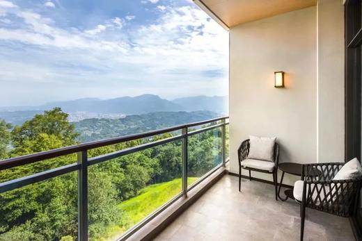 【雅安·蒙顶山假日度假酒店】周末不加价
🏞️畅游蒙顶山4A级风景区
🍃山茶花径，徒步寻春~
1️⃣469元高级房+双人门票+采茶体验
2️⃣539元高级房+双人门票+往返索道+采茶体验 商品图1