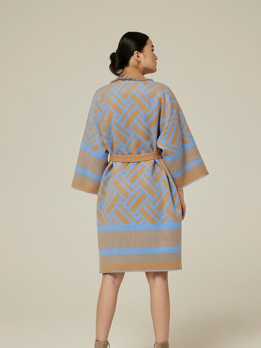 针梭相拼提花羊绒面料女式大衣 SJF94W366K 商品图4