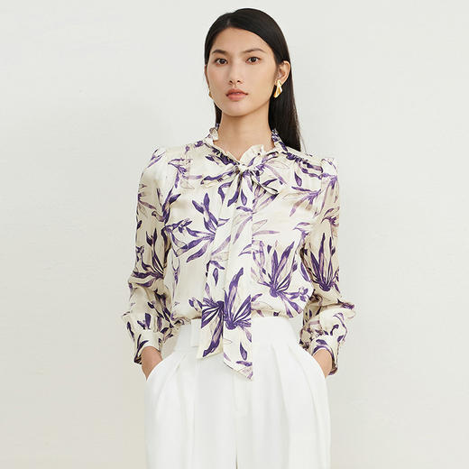 EITIE爱特爱秋季新款V领显瘦飘带印花衬衣7109805 商品图5