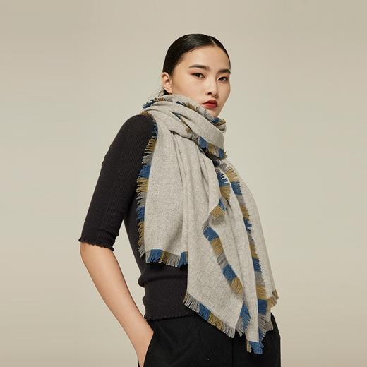 羊绒素色拼散须边 SJF94P395W 商品图3